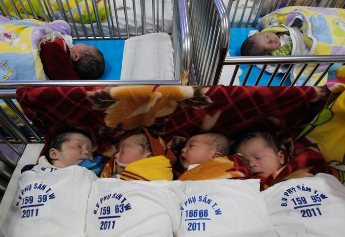 Các em bé sơ sinh được đặt trong nôi tại Bệnh viện phụ sản Trung ương ở Hà Nội, Việt Nam.